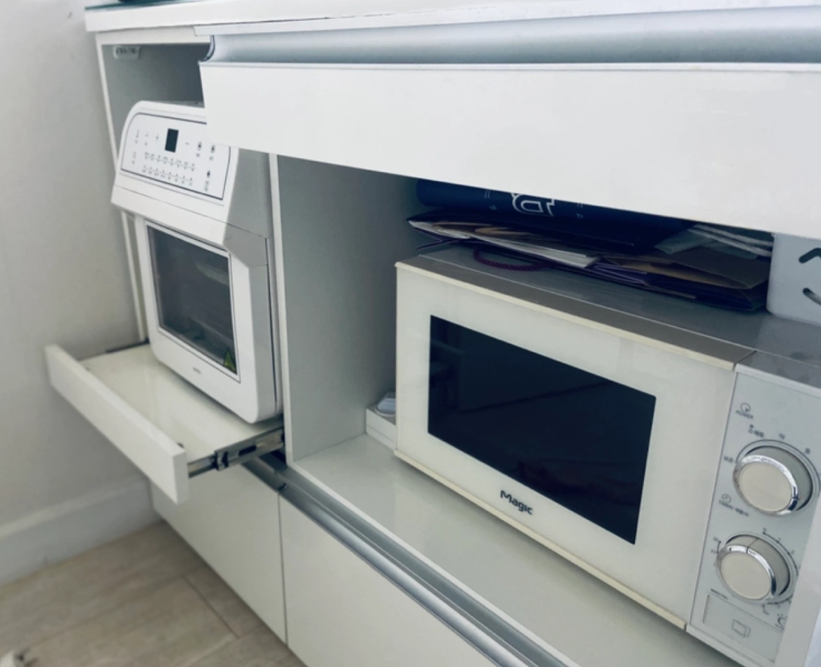 아일랜드 화이트 주방 수납장